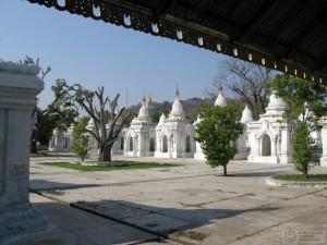 2015-01-10-Mandalay-Kuthodaw-Paya-Stupa-Library-Myanmar-IMG_7773