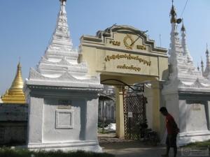 2015-01-10-Mandalay-Sanda-Muni-Stupa-Commentary-on-Library-Myanmar-IMG_7689